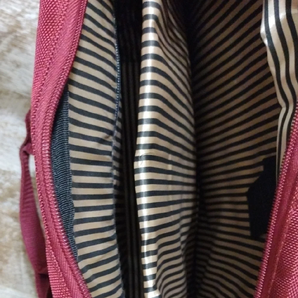 Red Laptop Bag with Adjustable Strap and Brown Leather Accents - Picture 4 of 11